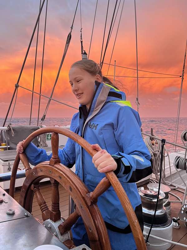 Philine am Steuer bei spektakulärem Sonnenaufgang