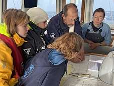 Captain Marco zeigt, wie man die Position auf der Karte bestimmt