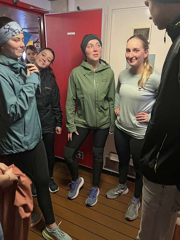 Die Laufgruppe versammelt sich im Flur