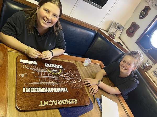 Lilly und Hannah stellen unser »Check In Bord« fertig