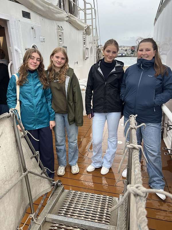 Luna, Inka, Linda und Lilly stehen bereit für den Landgang