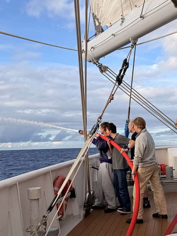 Übungen mit dem Wasserschlauch beim Safety Drill