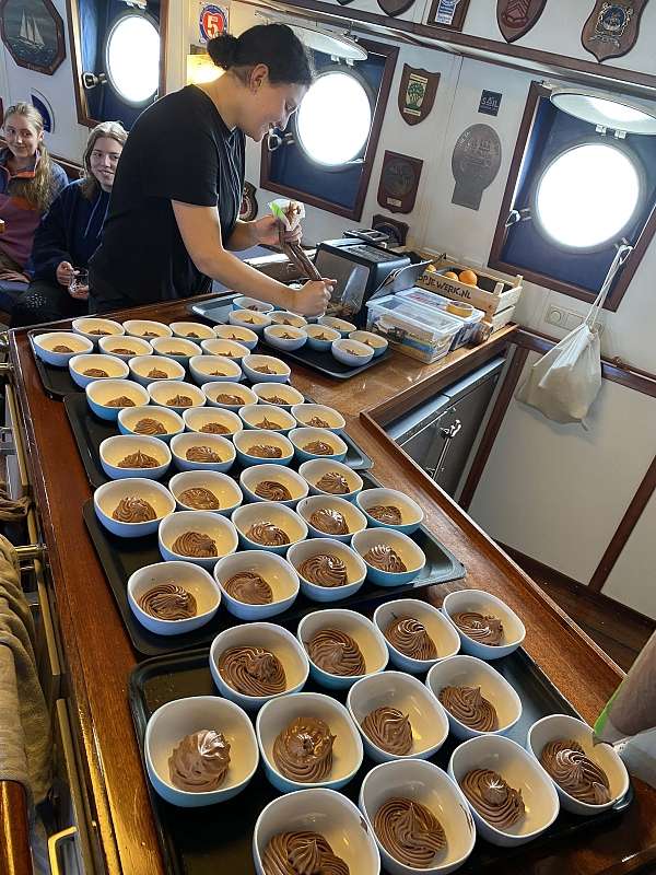 Pauli verteilt Mousse au Chocolat