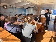 Lehrerin Lilly hält das Whiteboard beim Spanischunterricht an Deck