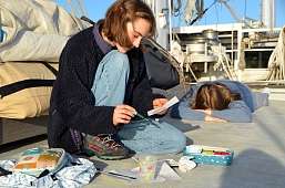 Mia und Lilly entspannen an Deck