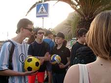 Felix, Leopold und Bene an der Bushaltestelle