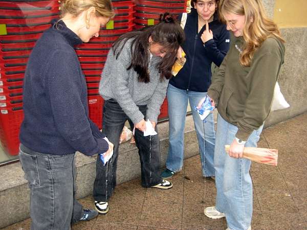 Kollektives Pissen vorm Supermarkt in A Coruña