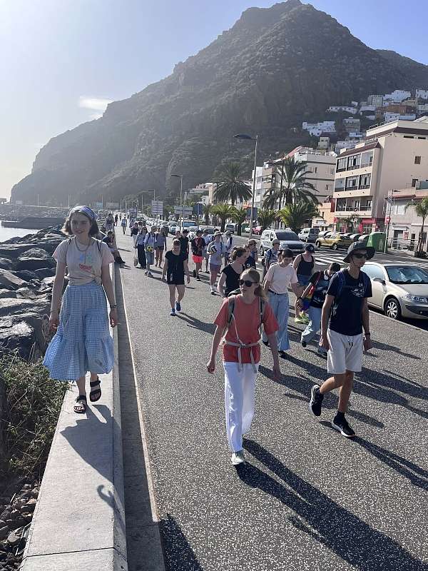 Die ganze Truppe macht sich auf zum Strand © Becci