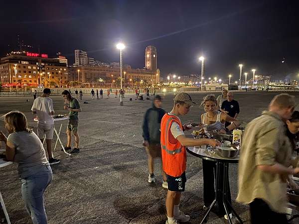 Fußball und Grillen an der Pier