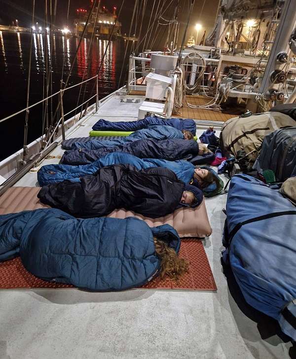 Wir schlafen das erste Mal an Deck