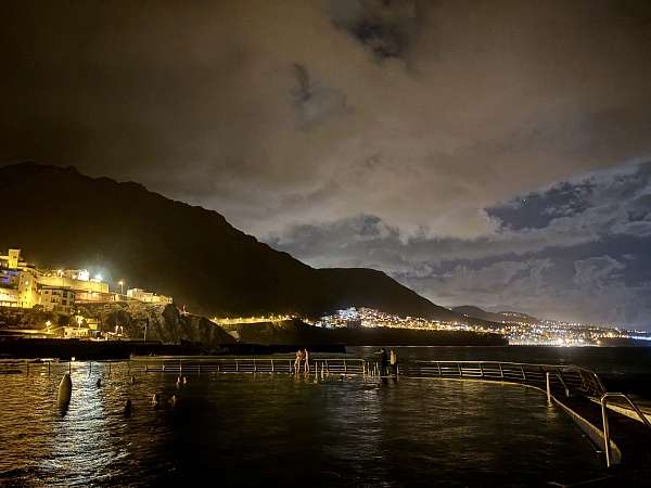 Nächtliches Baden im Naturpool