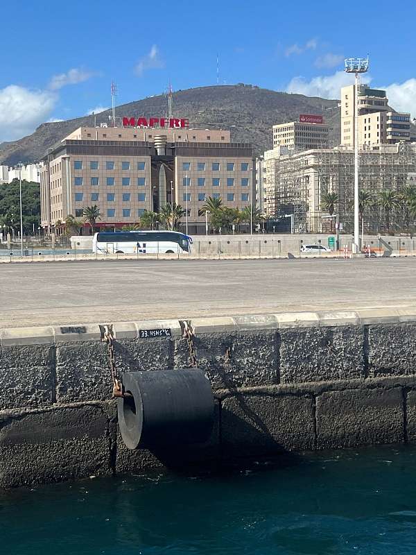 Nach dem Ablegen bleibt ein winziger Tag an der Pier zurück, mit dem wir uns gestern Abend verewigt haben