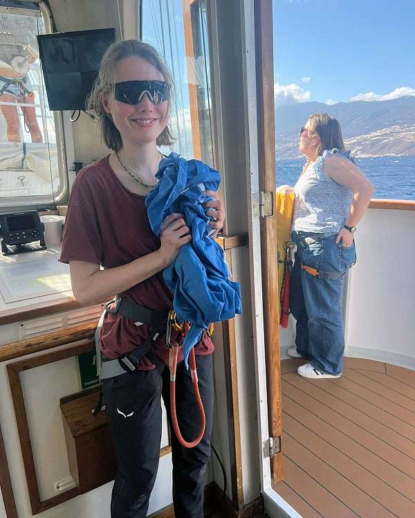  Mia De. hat unsere HSHS-Flagge in der Hand 