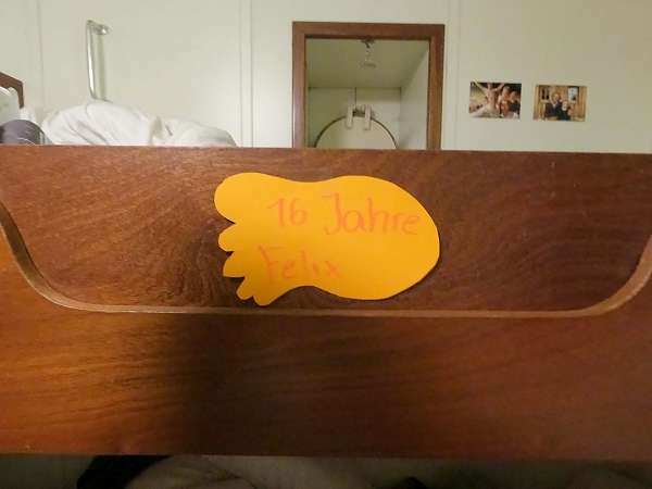 Geburtstagsfuss am Bett von Felix