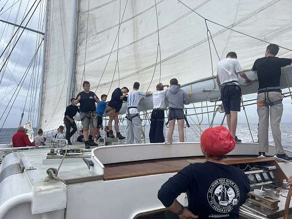 All Hands, um alle Segel runterzunehmen