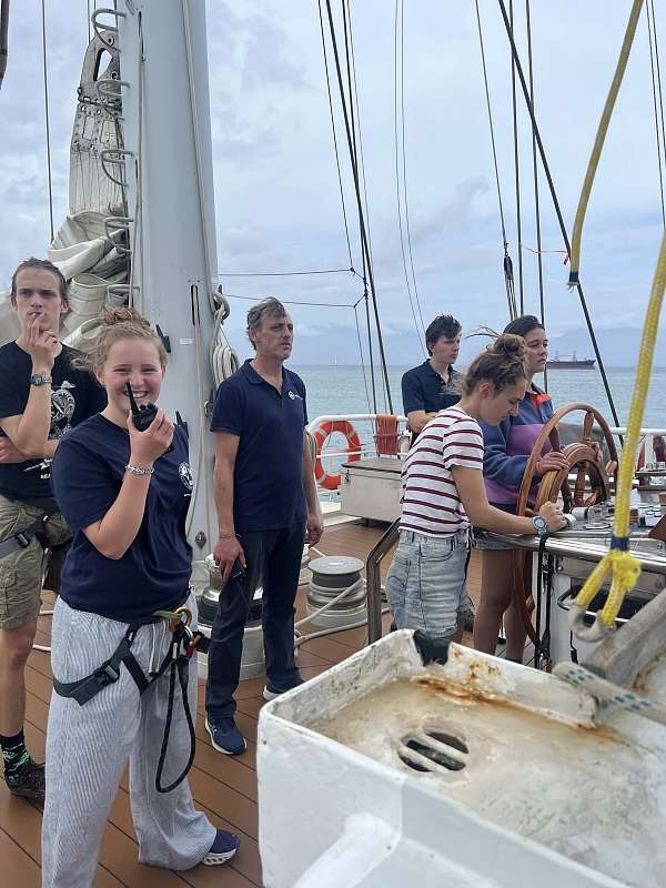 Das Bridge Team konzentriert beim Ankermanöver