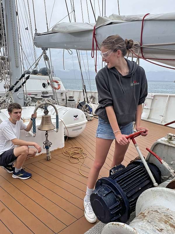 Leander und Muri helfen als Teil des Deckteams beim Ankermanöver © Vici