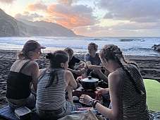 Beccis Expigruppe beim Kochen am Strand