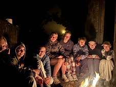 Hannes Expi am Lagerfeuer