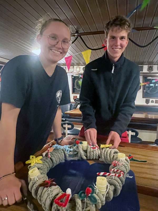 Lara und August haben zum ersten Advent unseren Adventskranz gebastelt