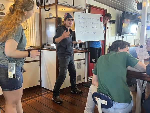 Watchleaderin Ilse übt mit uns das Nikolaus-Lied