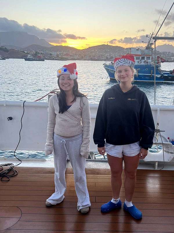 Liv und Carita haben die an Deck Schlafenden zum 2. Advent geweckt © Vici