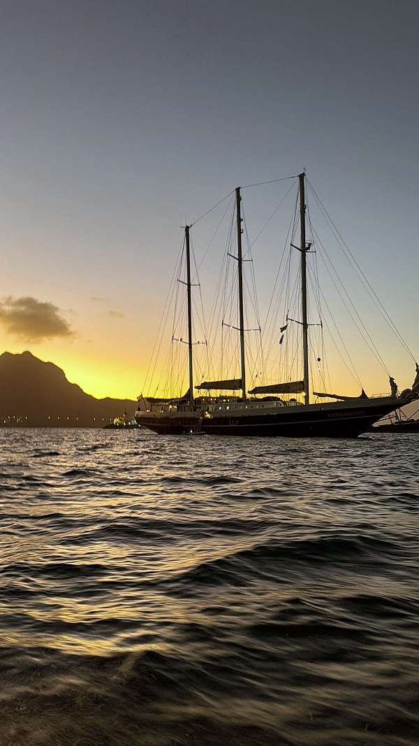Die Eendracht bei Sonnenuntergang in Mindelo