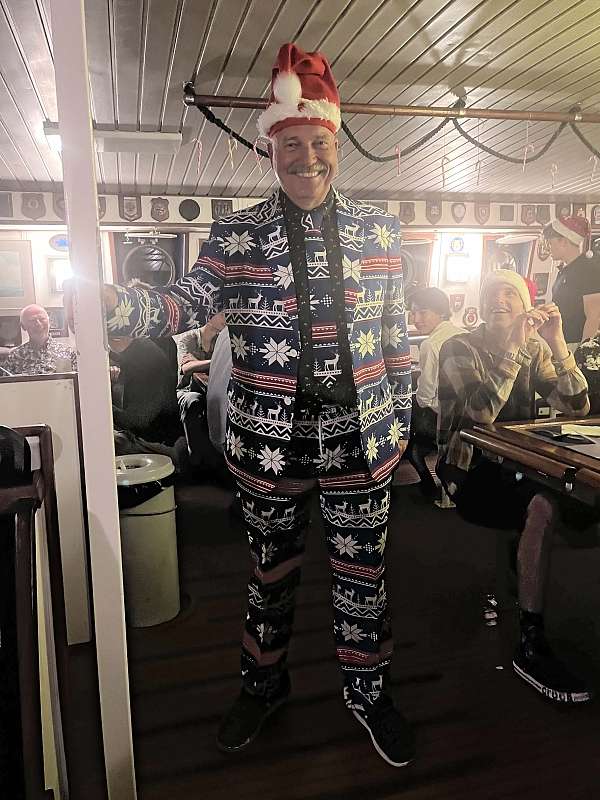 Cor von der nautischen Crew im Weihnachtsoutfit