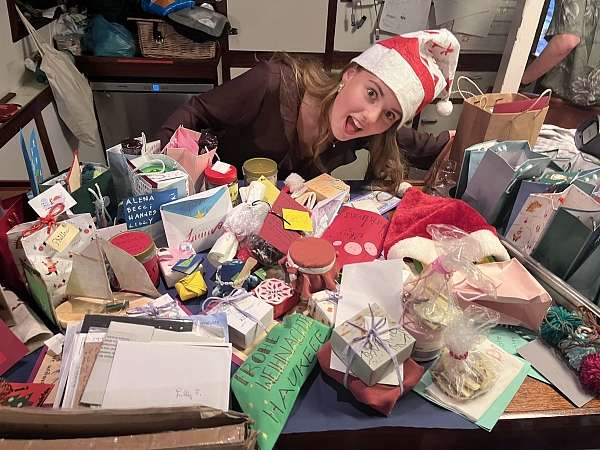 Greta vor den selbstgemachten Wichtelgeschenken