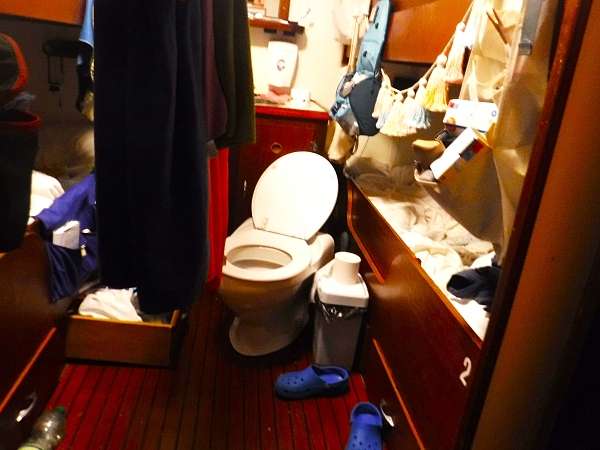 Eine Toilette in einer Kammer an Bord