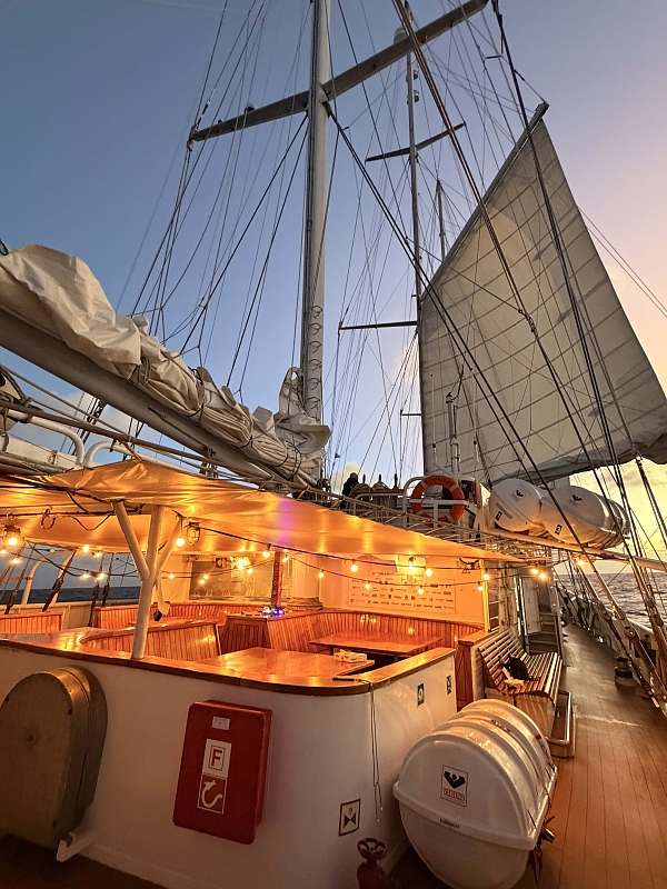 Geschmückter Teegarden unter Segel