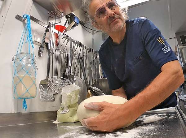 Sjoerd beim Brot backen