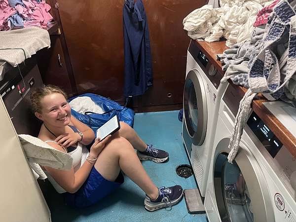 Hannah beim Wäschedienst