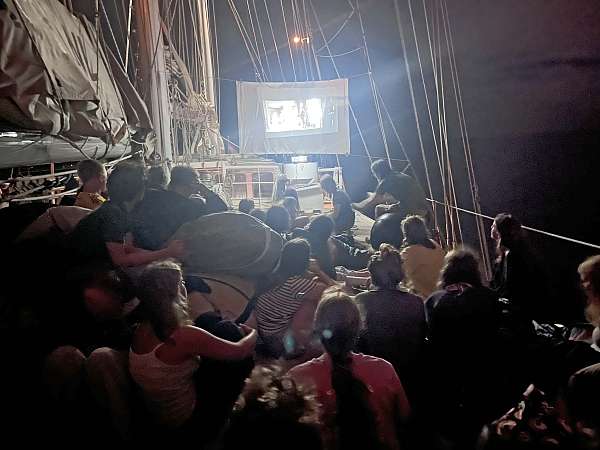 Wir schauen Fluch der Karibik an Deck