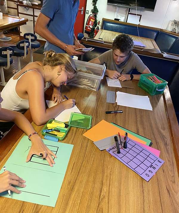 Hier werden Neujahrsvorsätze im Bingoformat festgehalten