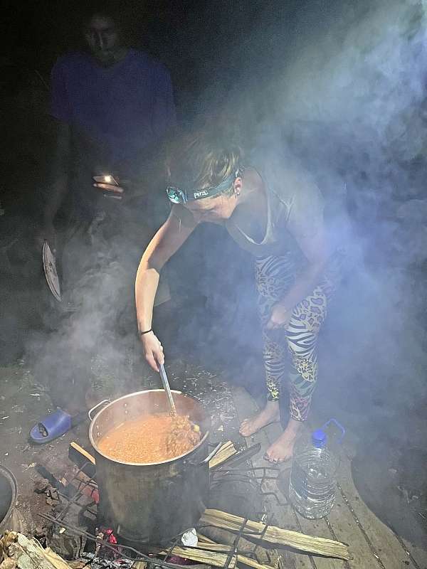 Lilly beim Abendessen kochen auf dem Campingplatz