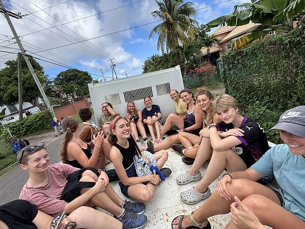 Wir werden auf dem Weg zum Supermarkt von einem Freund des Campingplatzbesitzers mitgenommen