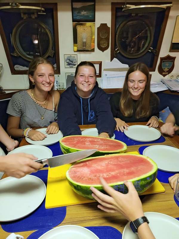 Die geschenkte Melone wird gemeinschaftlich gegessen © Alena