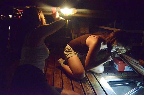 Lisbeth und Mia Di checken Cabin 32