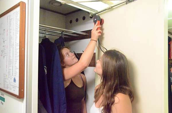 Lisbeth und Mia Di checken den Drying Locker 