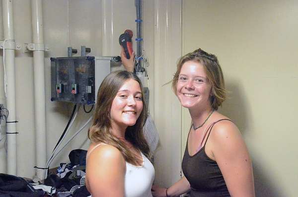 Lisbeth und Mia Di checken den Laundryroom