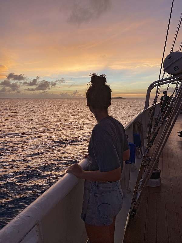 Letitia bestaunt den Sonnenuntergang