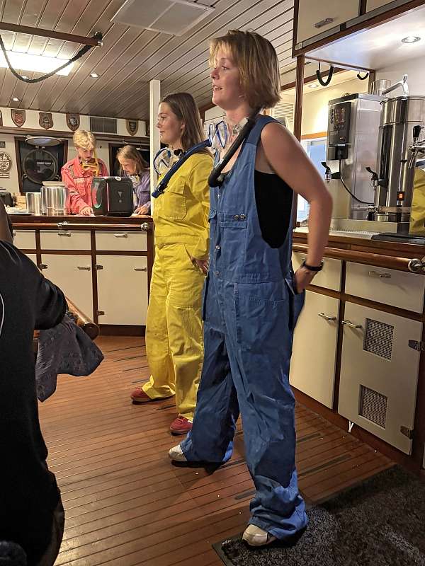 Lisbeth, Mia, Lenni und Philine leiten das Pub Quiz mit den Aquanauts im Diving Eendracht Crossover