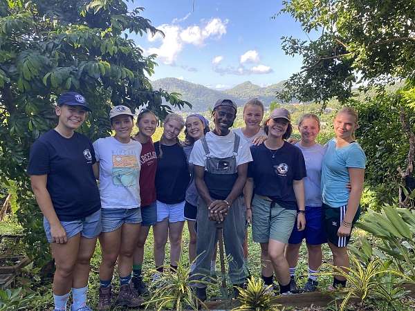 Wir mit unserem Lieblingsgartengnom Roy