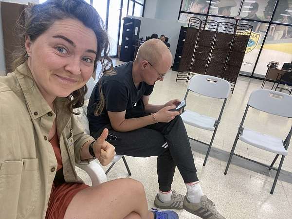 Lilly und Hannes im Immigrationsbüro in David