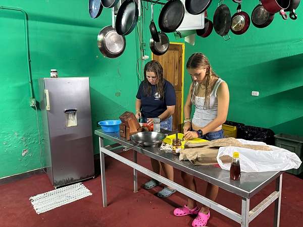 Lilly F. und Linda bereiten das Abendessen vor