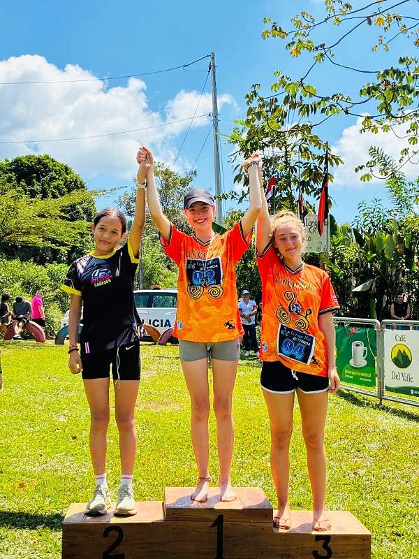 Mia De. und Letitia nach 15 km auf dem Siegertreppchen