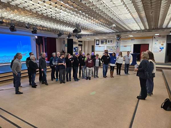 Aufgestellt nach System: Erratet Ihr die Frage, nach der die Eltern hier Aufstellung genommen haben?