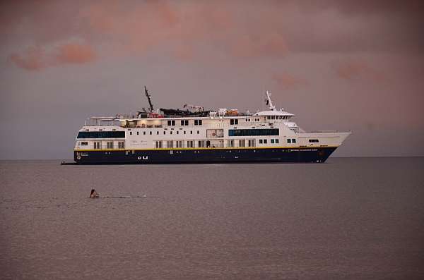 Fähre im Sonnenuntergang