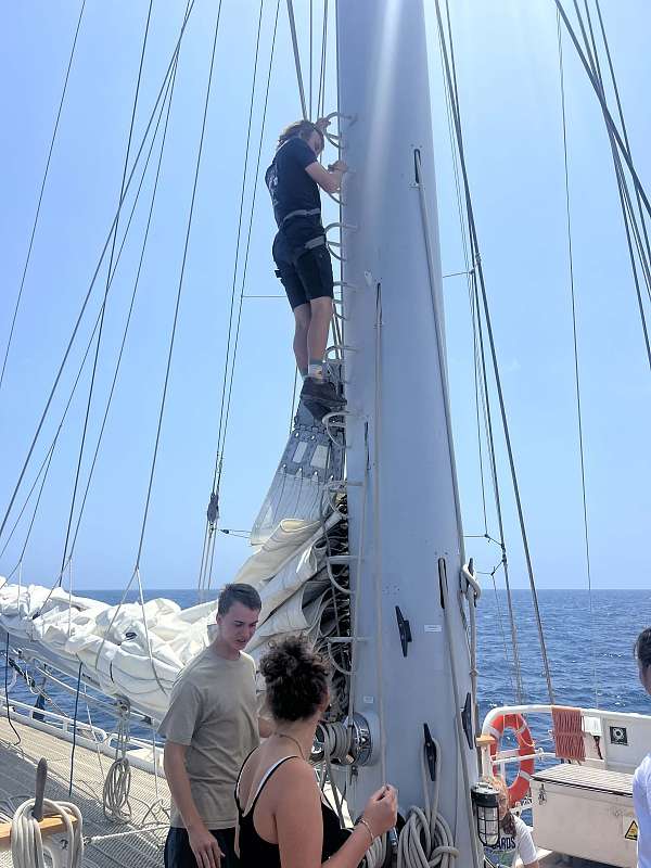 Bosun Hauke bereitet das Hissen des Mizzen vor